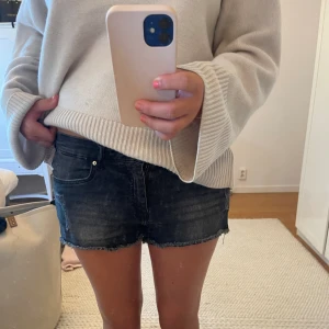 Svarta jeansshorts  - svarta jeansshorts från hm! Obs det är spegeln som är smutsig inte shortsen💕 storlek 36