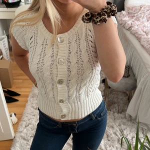 Stickad topp - Säljer denna super söta stickade toppen från L.O.G.G. Säljer då jag inte använder den, inga skador eller synliga defekter.