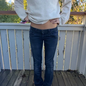 Mörkblå bootcut jeans från LTB - Snygga lågmidjade jeans från ltb💕 köpt för 800kr. Pris kan diskuteras vid snabb affär. Dom är lite upptrampade vid ena foten, kan skicka bild privat💕