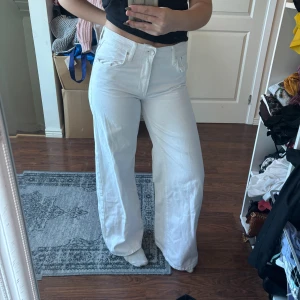 Vita jeans från Zara - Säljer ett par vita jeans från Zara. Klassisk femficksmodell med raka sömmar och snygg passform. Jeansen är endast använda en gång och är i princip nyskick.💕