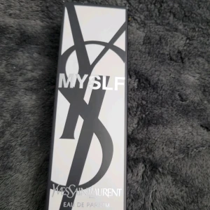 YSL MYSLF Eau de Parfum 100ml (Oanvänt - Trendig parfym från YSL med stilren design och modern känsla. Flaskan och förpackningen har tydlig YSL-logga och namnet MYSLF. Perfekt för dig som vill sticka ut med en ikonisk doft.