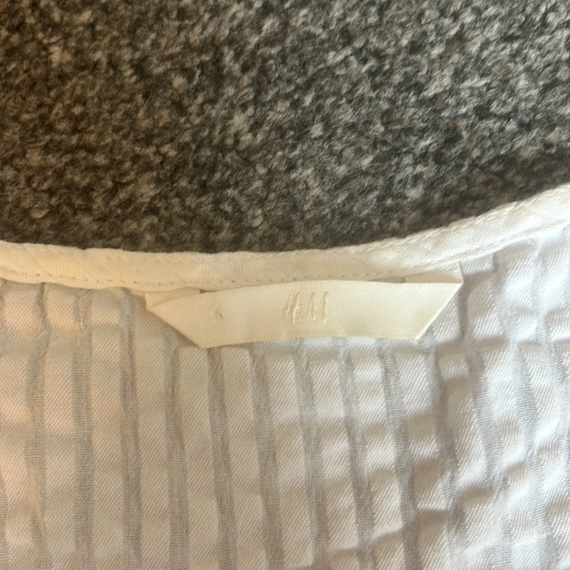 Vit blus med knappar från H&M - 2