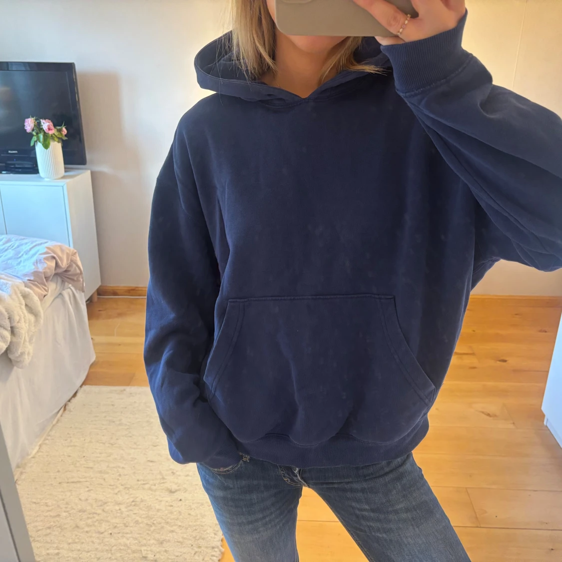Marinblå hoodie från Weekday