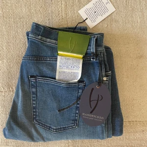 Hand Picked Jeans - Säljer nu dessa helt otroliga Hand picked jeans som är helt orörda. | Skicket är helt nytt och jeansen har ett nypris på 3000 kr. | Sjuka italienska jeans med grym kvalite | Midjemått: 40, Ytterbenslängd: 104. | Storlek 30 men sitter mer som en 31. | Alla tags ingår, lappen under patchen tar man bort själv enkelt. | Hör av er vid frågor!🌟