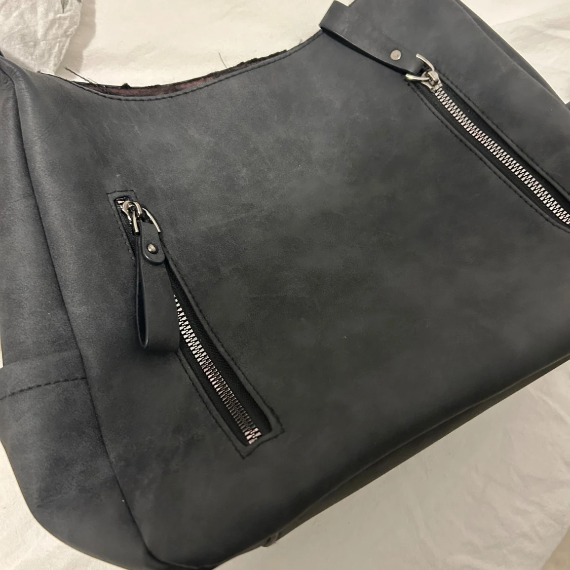 Mörkgrå axelväska med dragkedjor - 2