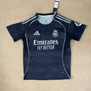 Real Madrid 25/26 - Säljer denna snygga tröjan för endast 249kr! Skriv till om ni är intresserade!