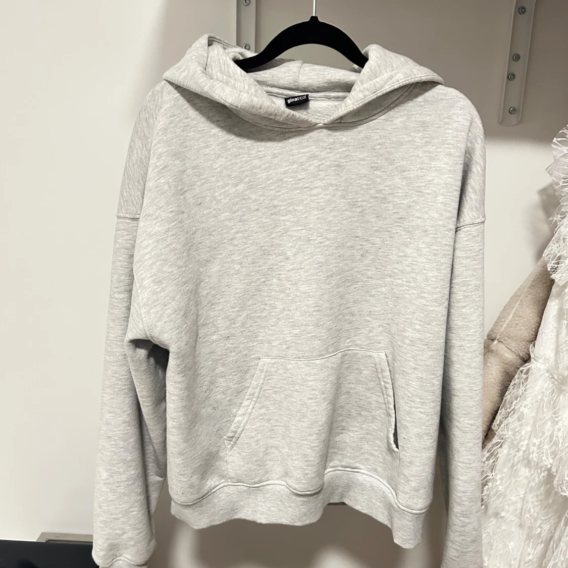 Grå hoodie från Ginatricot med tryck - 3