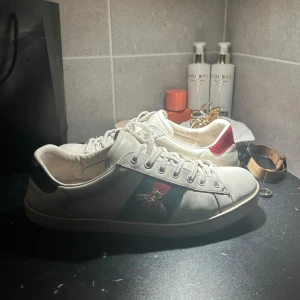 Gucci Ace  - Feta gucci ace skor, passar till allt. Dom har en bi logga på båda skorna vid Gucci sträcken. Skorna är självklart äkta, dom kommer utan box och org dustbag. Pris är ej hugget i sten, kom gärna in om du har funderingar eller nån fråga!