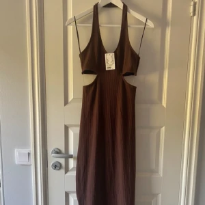 Brun ribbad långklänning med cut-outs - Helt ny