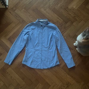 Blå tommy hilfiger skjorta - Oanvänd, sann till storlek