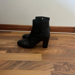 Svarta boots med klack  - Svarta stövletter i storlek 37 men då dem är stora i storleken så passar de även mig som har 38. Klacken är ca 7-8 cm hög men sköna att gå i. Knappt använda därav prislapp kvar 