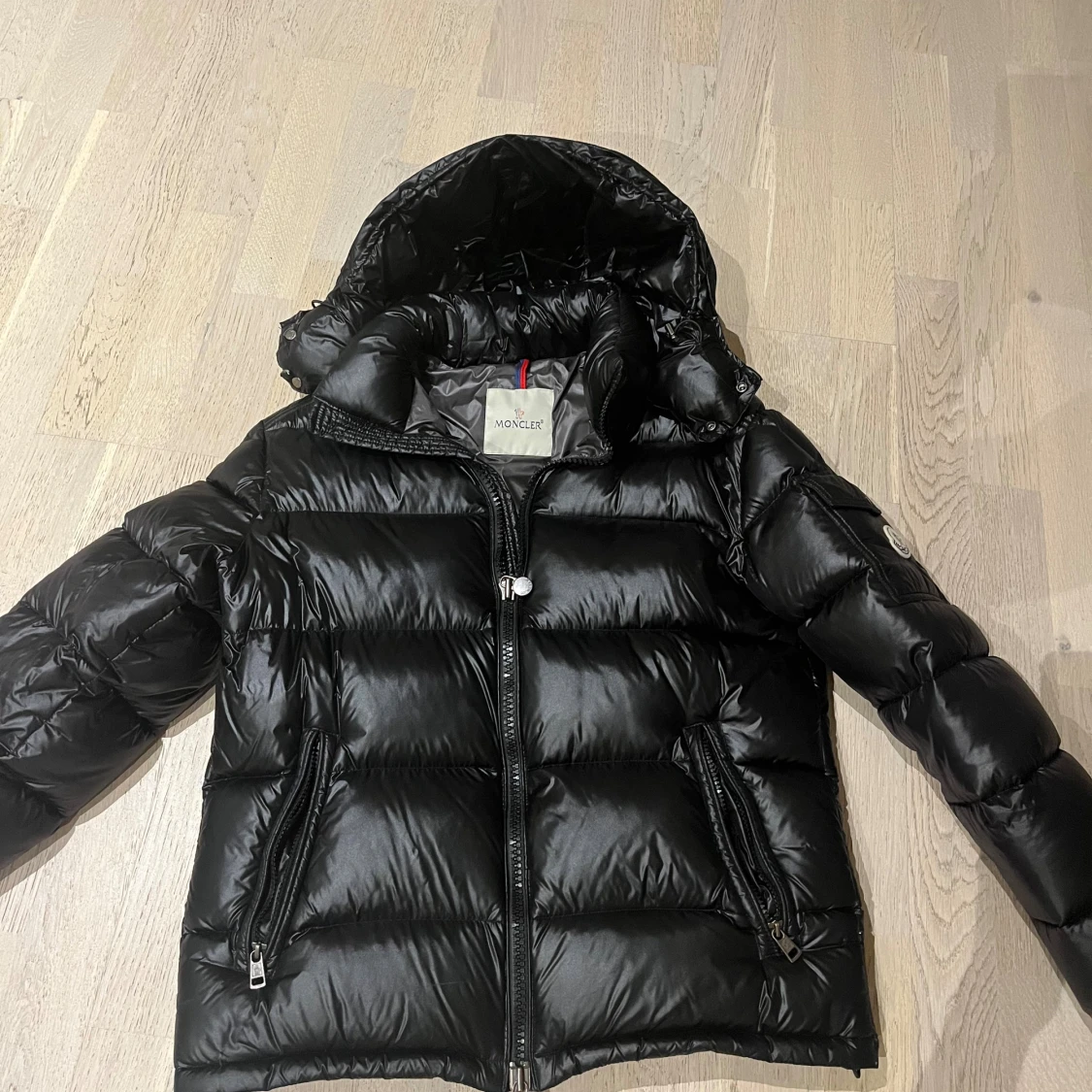 Svart Moncler pufferjacka med luva
