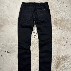  Nudie Jeans, 32/32 - Säljer ett par svarta nudie jeans, Storlek:32/32, Pris:269 kr, Skick:8/10, vid frågor om mått eller övriga frågor kontakta mig ⚜️