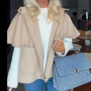 Beige kappa med huva och vida ärmar - Säljer min beiga cape/kappa från Zara i storlek 152 men passar mig som är S❤️❤️