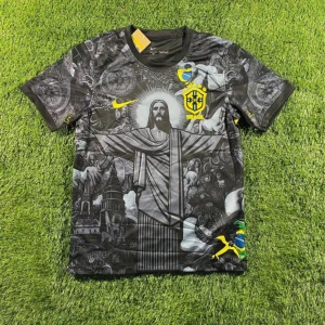 Nike Brasil svart fotbollströja S - Unik svart Brasilien fotbollströja från Nike med detaljerat grafiskt tryck av Kristusstatyn och brasilianska symboler. Tröjan har korta ärmar, rund hals och är tillverkad i Dri-FIT-material som andas. Perfekt för dig som vill sticka ut på planen eller läktaren.