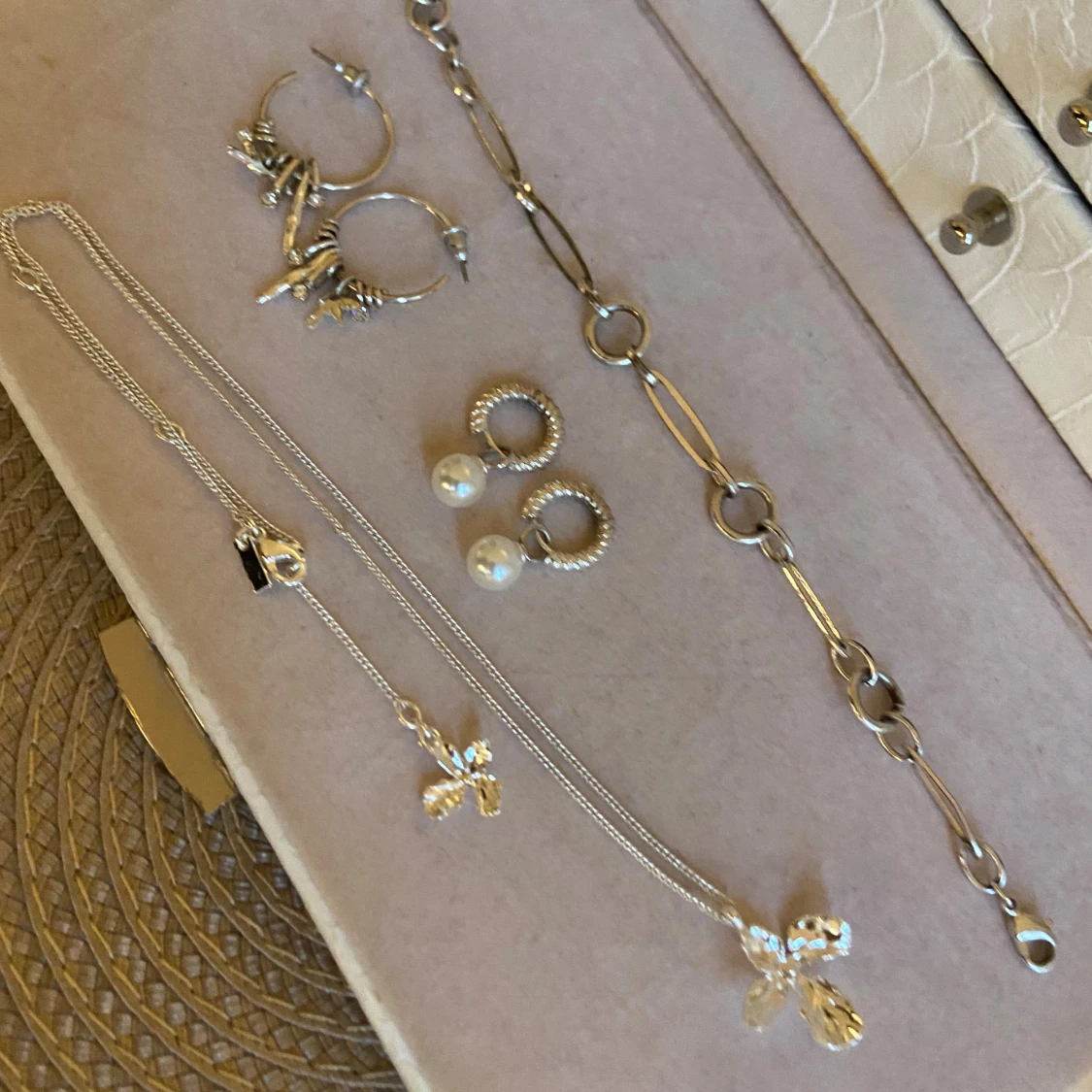 Smyckeset i silver med pärlor och hängen