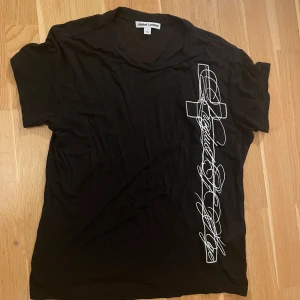Jaded London tshirt - Fett jaded London slim fitting tshirt, typ aldrig använt. Stickad design på T-shirten