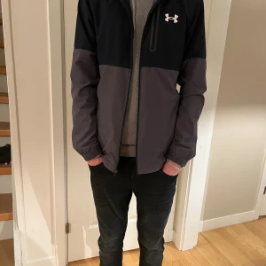 Under Armour Jacka S - Blå grå under armour jacka i storlek S. Intill nyskick. Inga defekter eller fläckar.