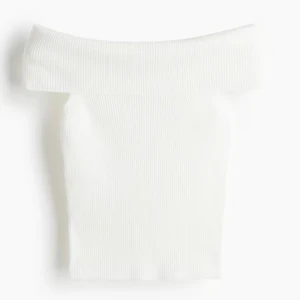 Vit ribbad offshoulder topp H&M - Jag säljer den söta topp från hm💗jag skulle säga att den är mer krämvit i verkligheten än vad det ser ut på hemsidan. Andvänd fåtal gånger. 