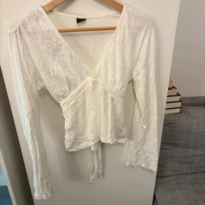 Ginatricot blus  - Jättefin topp från gina tricot. Använd enstaka gånger. Säljs pga att den inte kommer till användning 💕 postar oftast samma dag eller dagen efter!