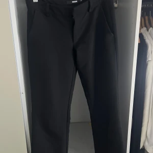 Svarta kostymbyxor från BikBok - Svarta kostymbyxor från BikBok i modellen vera. säljes pga för små. hör av er vid frågor!!