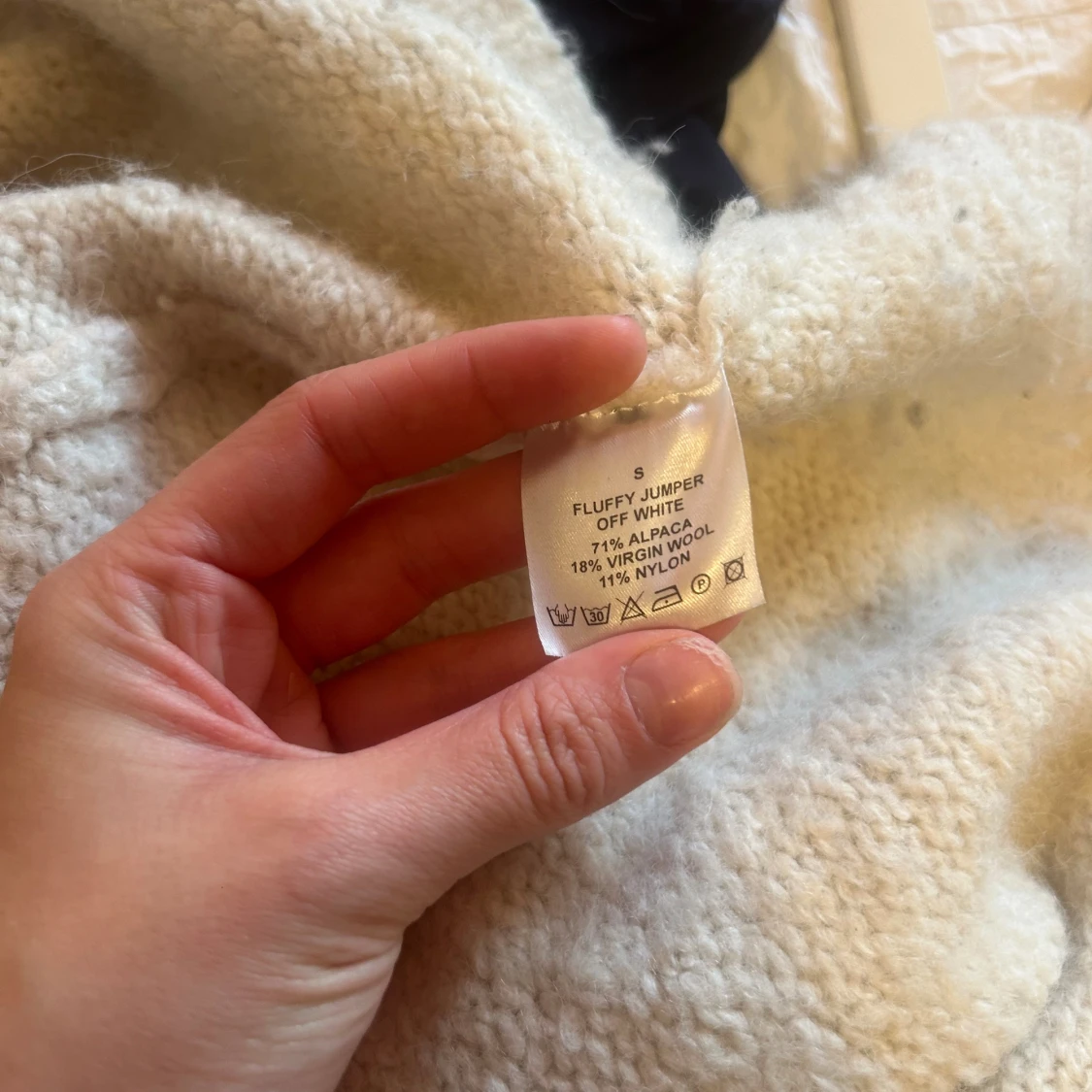 Vit fluffig stickad tröja från Wakawaka  - 3
