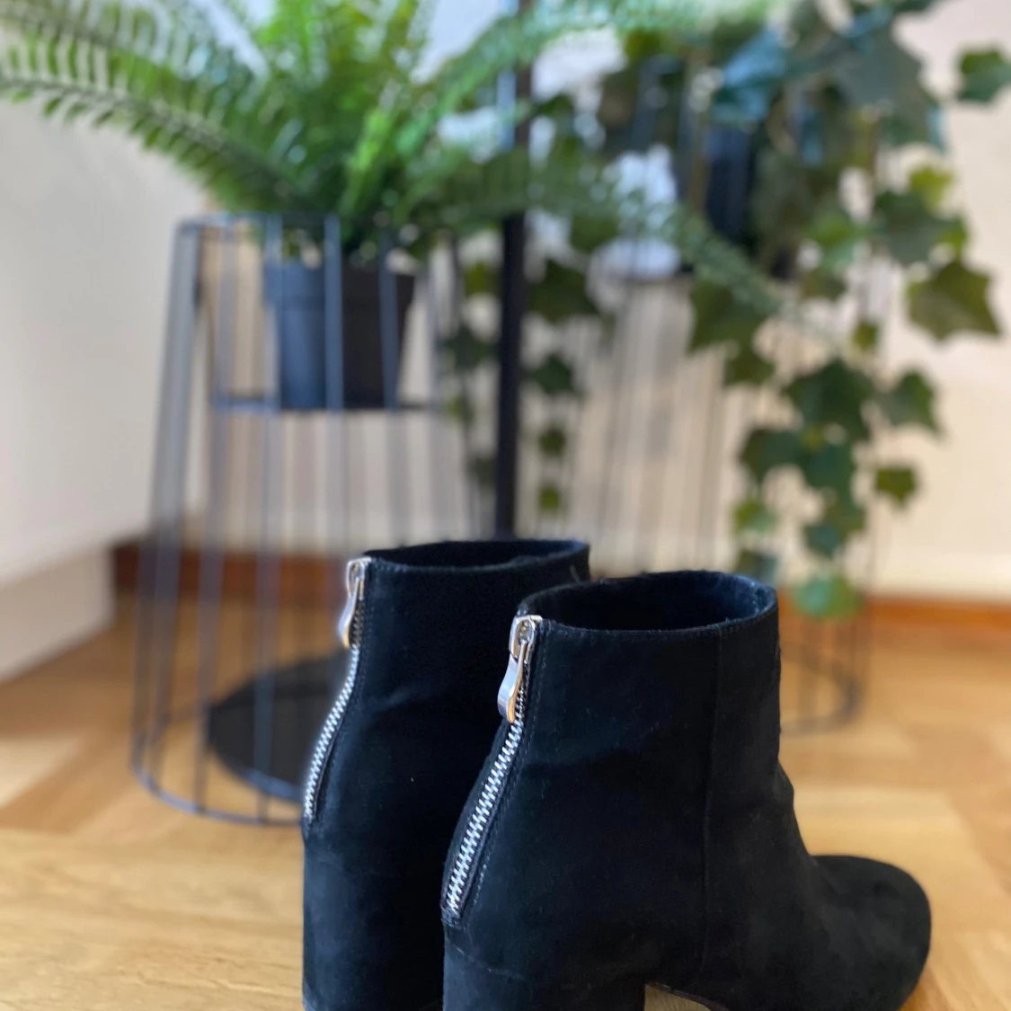 Svarta mocka stövletter med klack - 1