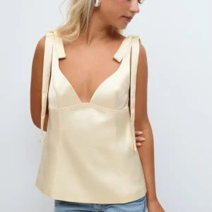 Satin tie topp Gina tricot  - Säljer denna fina satin topp från Gina Young som är slutsåld. Missade sista returdatum, aldrig öppnad från påsen så inte ens provad. Stl L (Young) så typ en vanlig S-M.