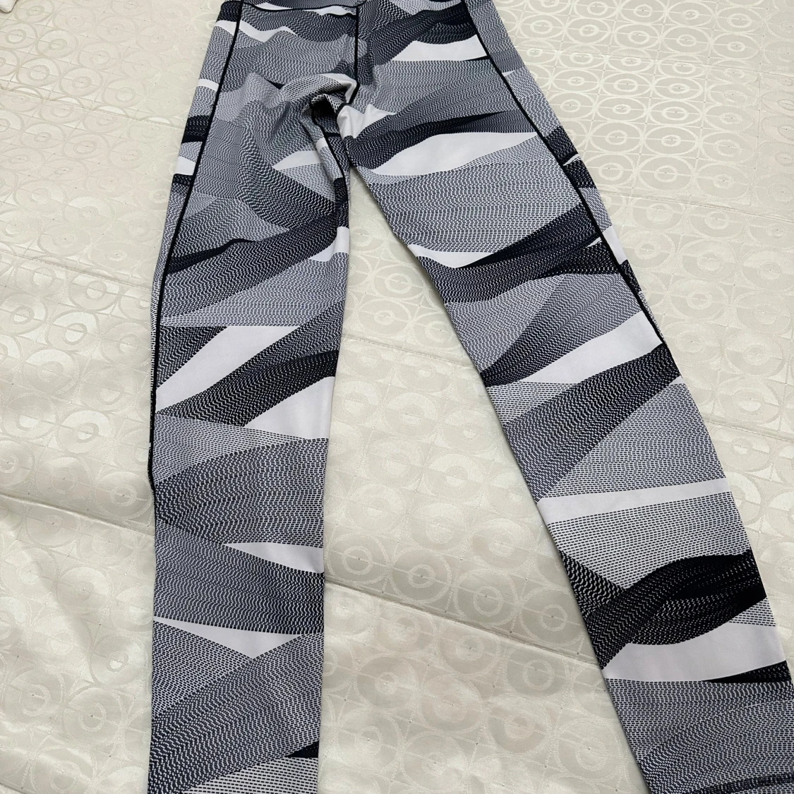 Adidas leggings med svartvitt mönster - 1