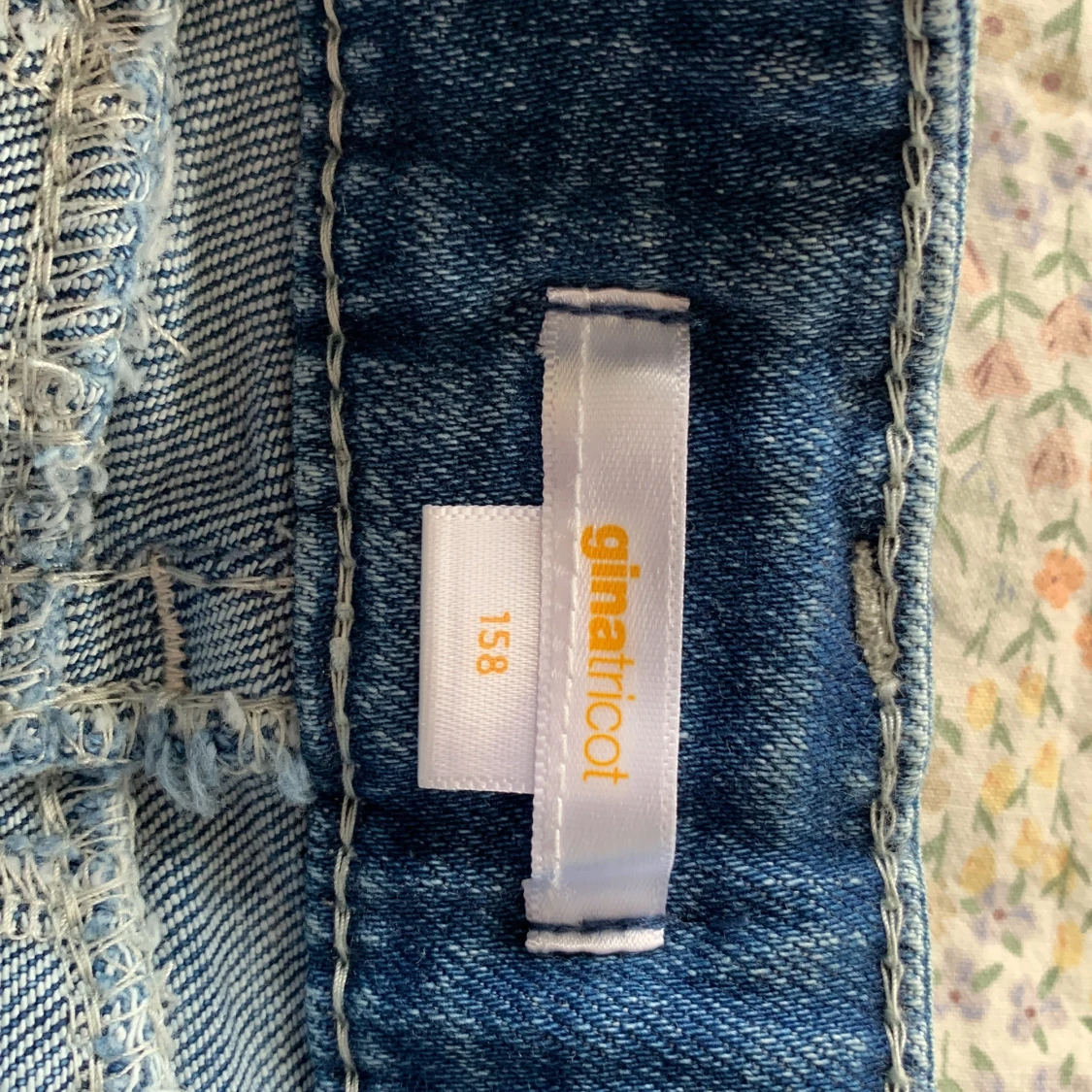 Blå jeansshorts med broderade detaljer - 2