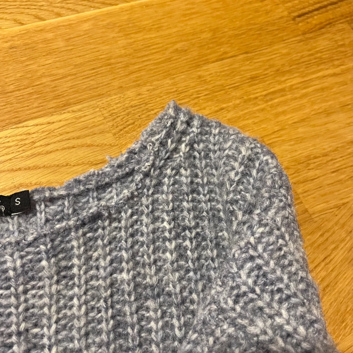 Ljusblå stickad tröja med ribbad struktur - 1