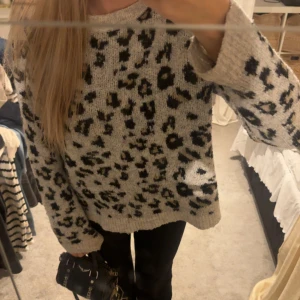 Stckad tröja  - Jätte häftig stickad tröja🥰