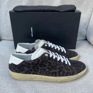 Saint Laurent skor - Hej! Säljer nu dessa sjukt snygga ysl skor. Skorna är i toppskick! Har begränsat antal boxar och dustbag. Hör av dig vid frågor. 