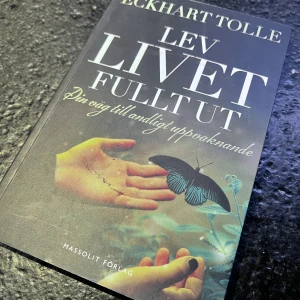 Lev livet fullt ut - Upptäck hur du kan leva mer i nuet och hitta inre styrka! Eckhart Tolle guidar dig till andligt uppvaknande, sinnesro och bättre relationer. Perfekt för dig som vill förstå dig själv, släppa taget om stress och hitta glädje i vardagen.#bok #sinnesro