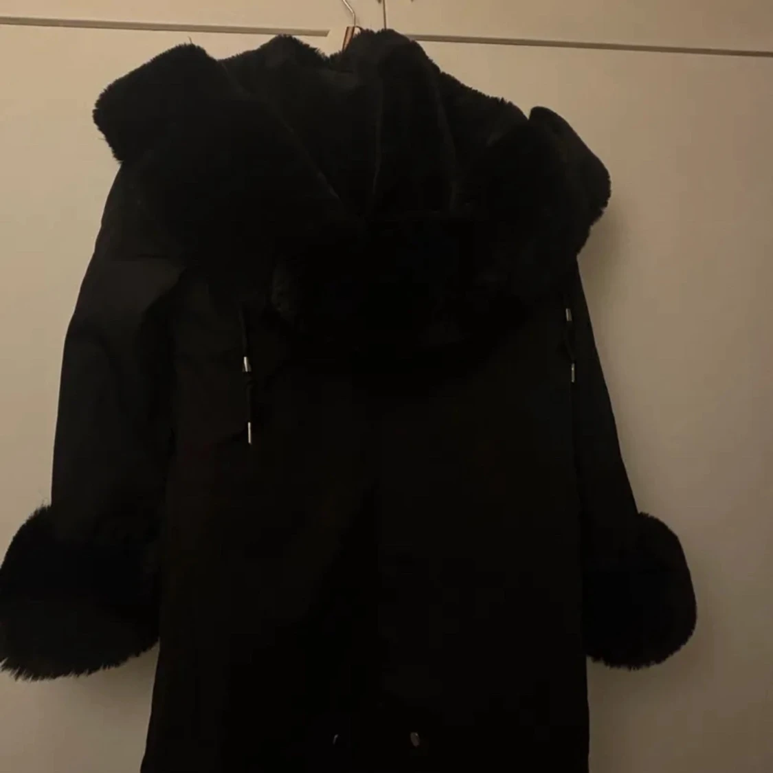 Svart pälsjacka med fluffig huva och händer  - 1