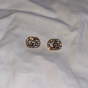 Örhängen  - Rostfria helt nya örhängen 