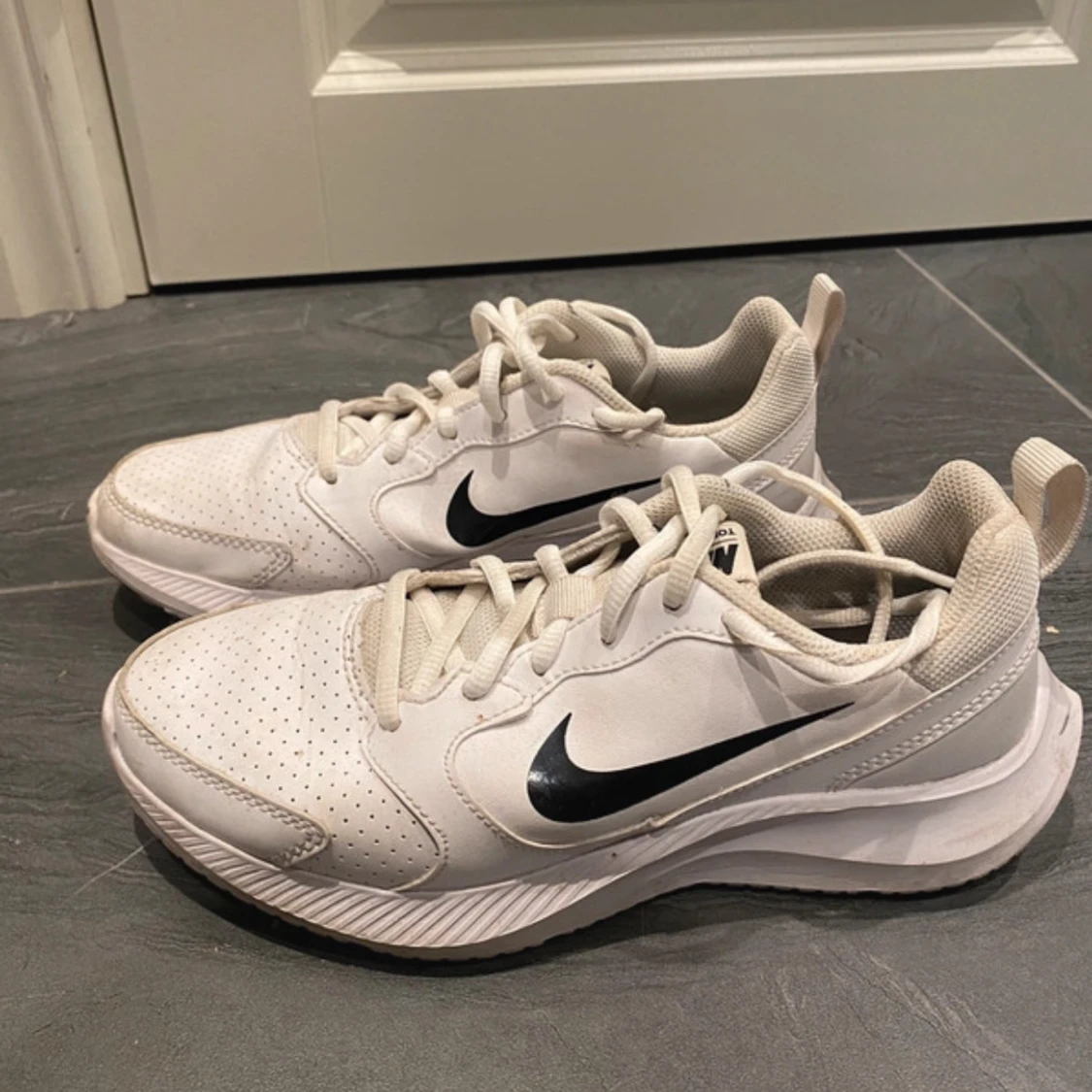 Vita Nike sneakers med svart swoosh