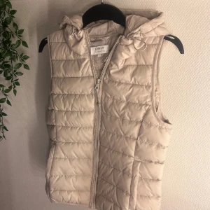 Only väst - Helt oanvänd dunväst med luva. Beige och varm och skön perfekt nu till hösten och tidiga vintern. Har aldrig kommit till användning. Pris kan diskuteras!  Nypris: 529:- 