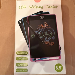 LCD Writing Tablet 8.5" ritplatta - LCD Writing Tablet 8.5" är perfekt för anteckningar, teckning och beräkningar. Enkel att använda med medföljande penna, raderingsknapp och låsfunktion. Lätt, portabel och ögonvänlig. Passar både barn och vuxna. Produkten är ny i förpackning.