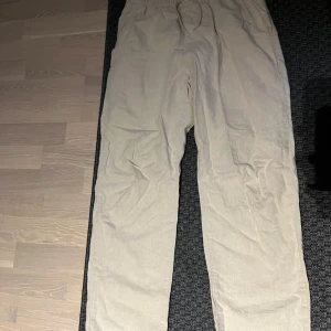 Beiga linnebyxor från Kappahl - Säljer ett par beiga linnebyxor från Kappahl med avslappnad passform och resår i midjan. Perfekta för varmare dagar och riktigt sköna att ha på sig. Byxorna har en enkel och stilren look som funkar till många olika outfits. Storlek 164 men sitter som vanlig small. Tveka inte att skriva om du har några funderingar och priset är absolut inte fast!