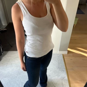 Vit ribbad linnetopp från Levis  - Säljer en vit ribbad linnetopp från Levis