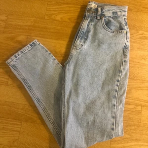 Ljusblå raka momjeans - Snygga ljusblå jeans. Jeansen är hög midjade och näst intill nyskick. 
