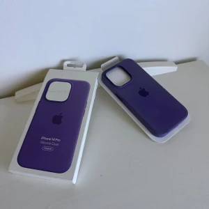 iPhone 14 Pro Silicone Case MagSafe - Snyggt lila original Apple silikonfodral för iPhone 14 Pro med MagSafe-stöd. Fodralet är i mycket fint skick utan synligt slitage och levereras i originalförpackning. Perfekt passform och skydd för din iPhone 14 Pro.