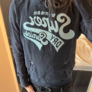 Superdry hoodie  - Superdry hoodie - Marinblå - Storlek: Small - Bra skick, använd men inga synliga defekter - Nypris: 949kr - Mitt pris: 399kr - hör av dig vid funderingar 💫