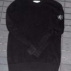 Calvin Klein  - Denna tröjan är bra jag rekommenderar den men jag har slutat har på mig den för asså den passar inte min stil men i alla fall här kommer några fakta om tröjan  Storlek: M men passar som L oxå Färg: svart Pris 300kr kan diskuteras  Nör skickas: På samma dag elle