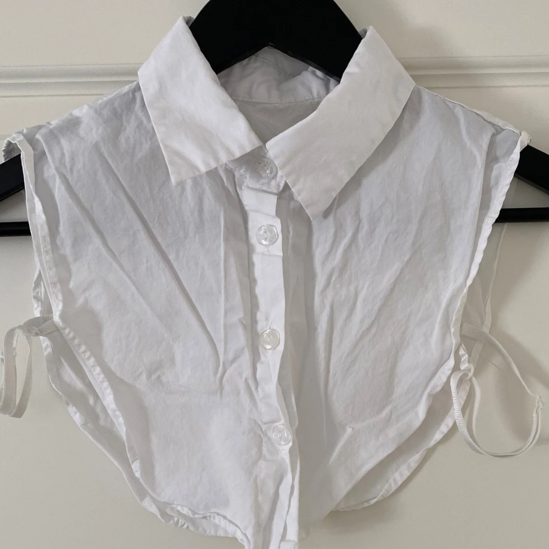 Vit kraglös skjortkrage med knappar