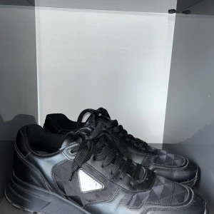 PRADA SKOR  - Hejsan 👋🏼  Nu säljer jag ett par Prada skor i läder. Dessa skor är använda tre gånger och användes väldigt vårdsamt, dem har inte defekter eller större tecken på användning, det enda som behövs är rengöring så är de som nya. Jag har tyvärr inte lådan, men har ett kvitto på skorna.  Såklart som är de äkta och det ser man förstås på kvittot.  Storleken på skon står i UK storlek 9 1/2, vilket motsvarar 44,5  Intresserad? är det bara att höra av sig eller vid övriga frågor. 😊😊  Nypris: 10600kr 💸 