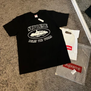 CORTEIZ X SUPREME T-SHIRT - Hej säljer denna riktigt feta Cortiez x Suprme t-shirt. T-shirten är i riktigt bra kvalité och inga konstigheter alls. Poly bags, taga och en suprme påse medföljs.