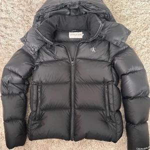 Calvin Klein Jacka - Säljer jackan då jag köpt en ny jacka och kommer inte till användning 💕 har haft den i 2 år men är som ny 🫶🏼