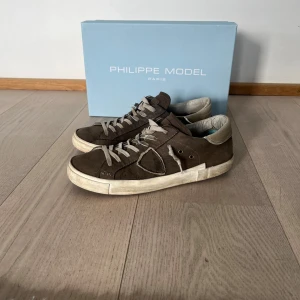 Philippe model skor - Säljer nu dessa Philippe model i storlek 41| Skick 4/10 det finns ingen innersula därför så är priset så bra| Inget og medföljer skriv vid funderingar|